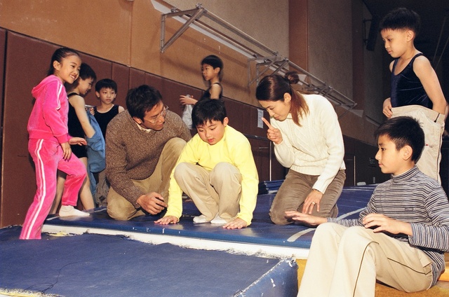 《一屋两家三姓人》海报