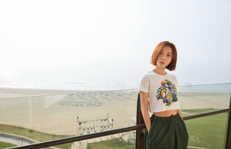 王珞丹滑板帅气造型