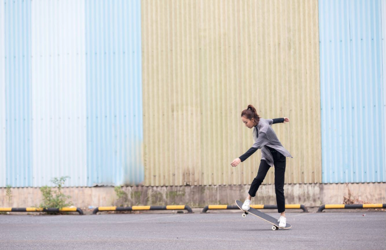 王珞丹练习滑板