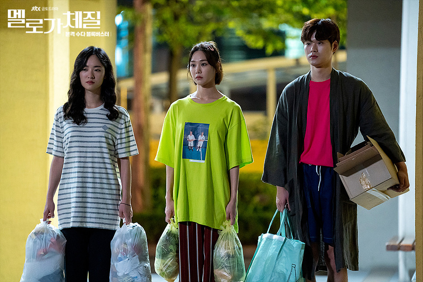 为什么出来丢个垃圾还...