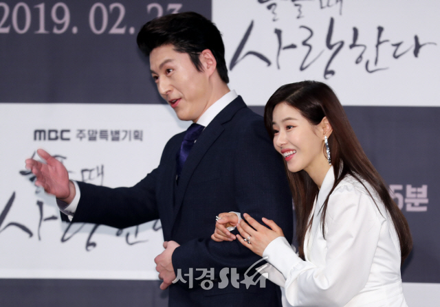 《悲伤时爱你》剧照第35张图片