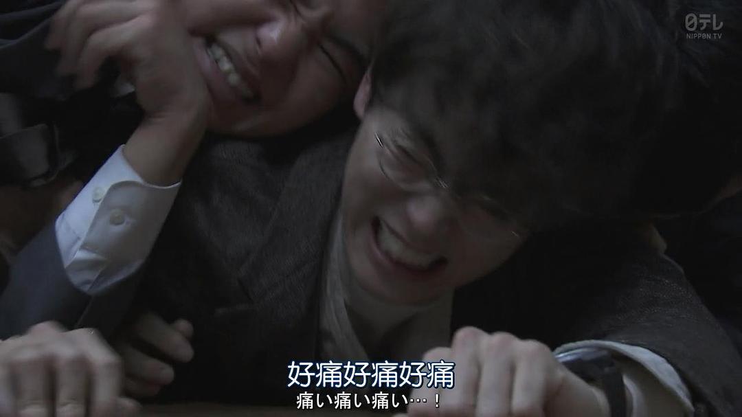 都一拥而上把他制服了...