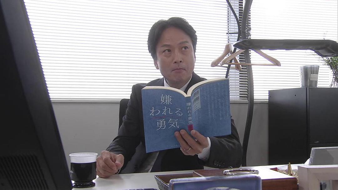 大叔看自己拍过的电视...