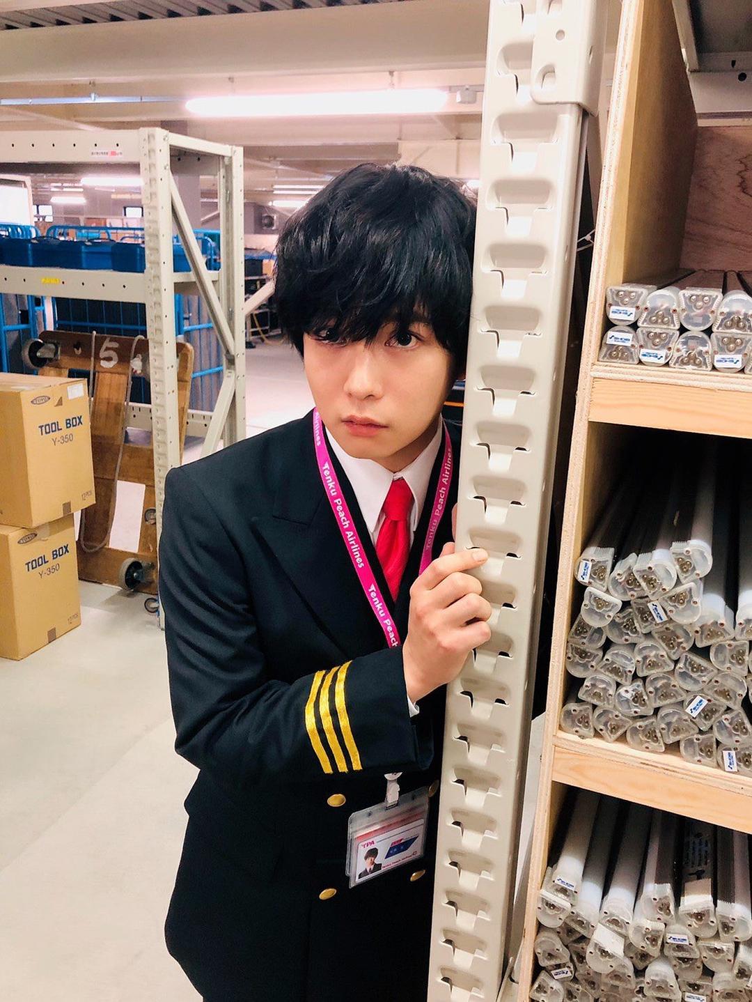 偷偷藏在维修仓库暗处...