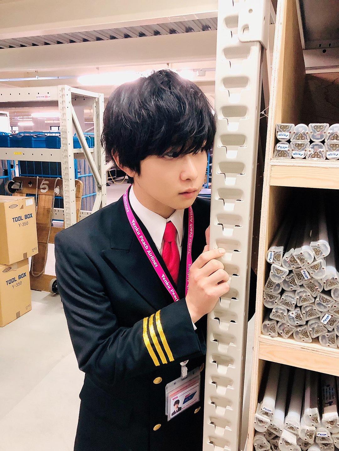 偷偷藏在维修仓库暗处...