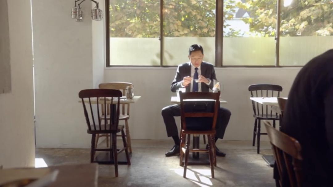 光是看他认真吃饭就很...