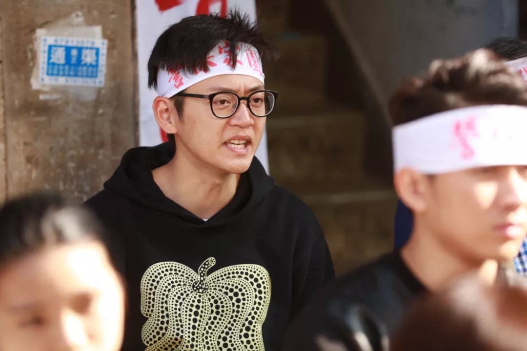 《坚离地爱坚离地》海报第12张图片