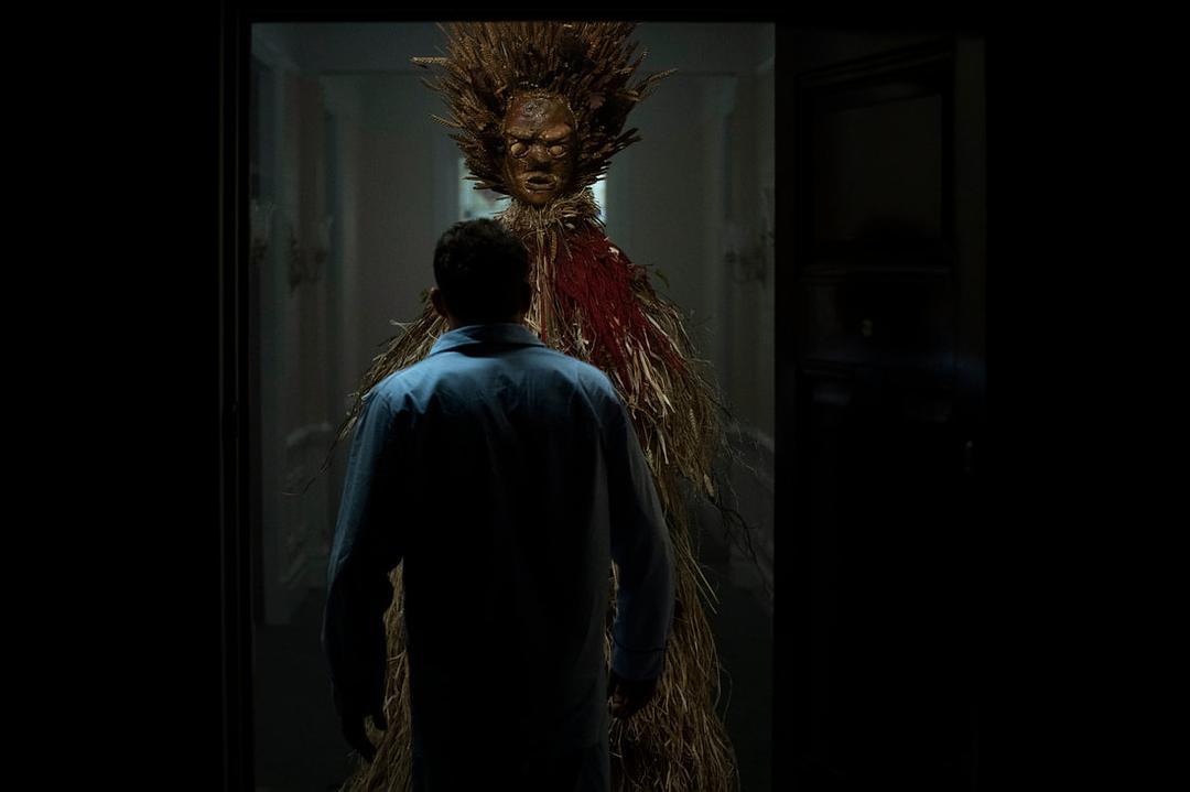 《灰马酒店》剧照第25张图片