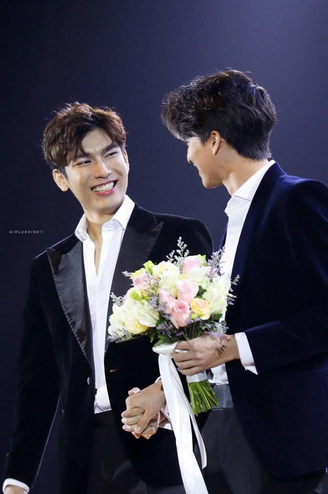 哥哥眼睛里有泪光