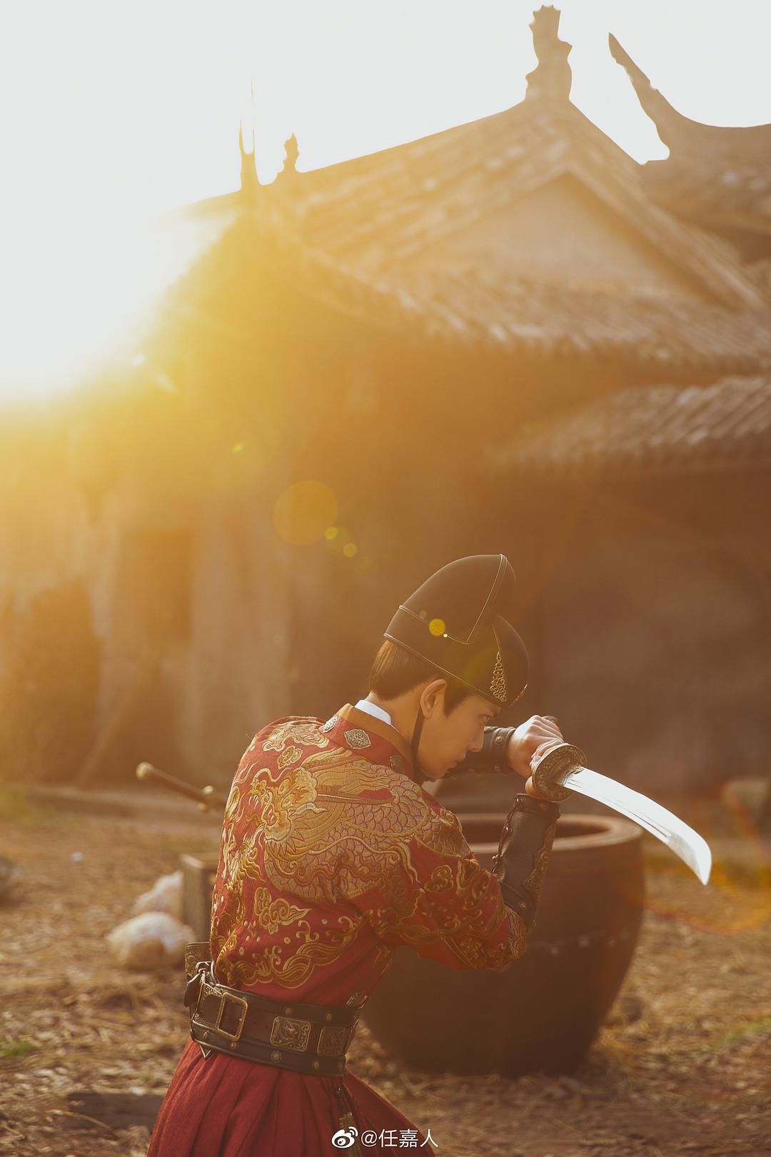 《锦衣之下》海报第25张图片