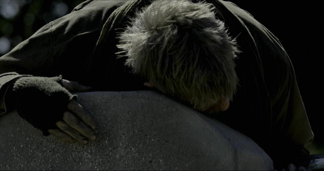 和父亲的墓碑告别