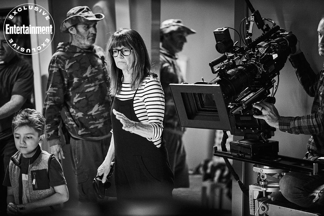 《摩登家庭第十一季》海报第16张图片