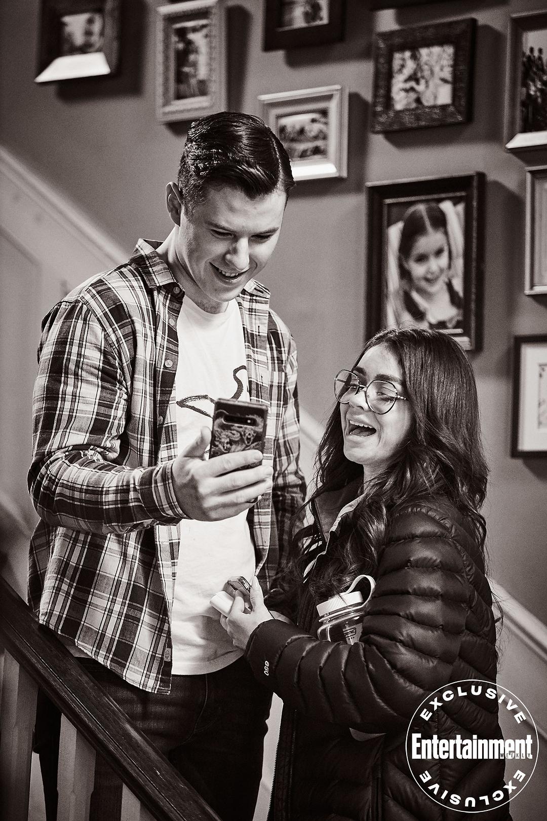 《摩登家庭第十一季》海报第15张图片