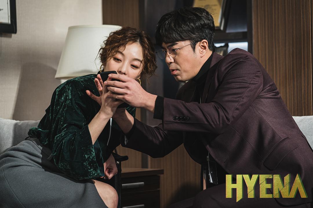 疯狂吃瓜的八卦二人组