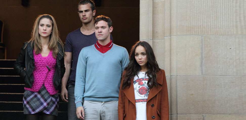 《鬼影喧嚣第一季》海报第18张图片