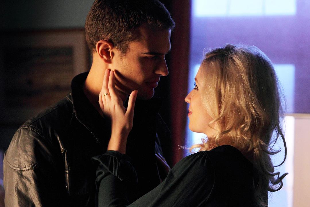 《鬼影喧嚣第一季》海报第15张图片