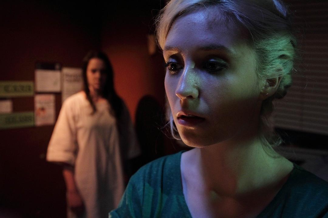 《鬼影喧嚣第一季》海报第14张图片