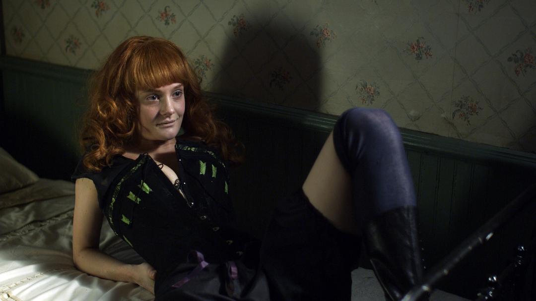 《绛红雪白的花瓣》海报第20张图片