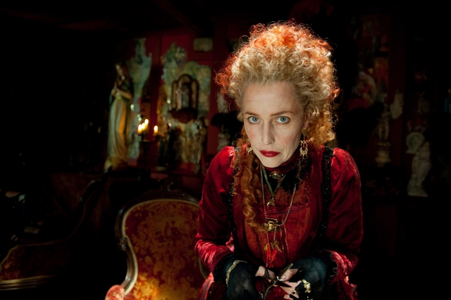 《绛红雪白的花瓣》剧照