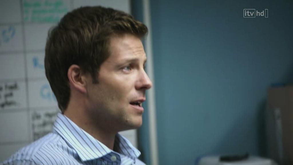 《法律与秩序(英版)第一季》剧照第12张图片