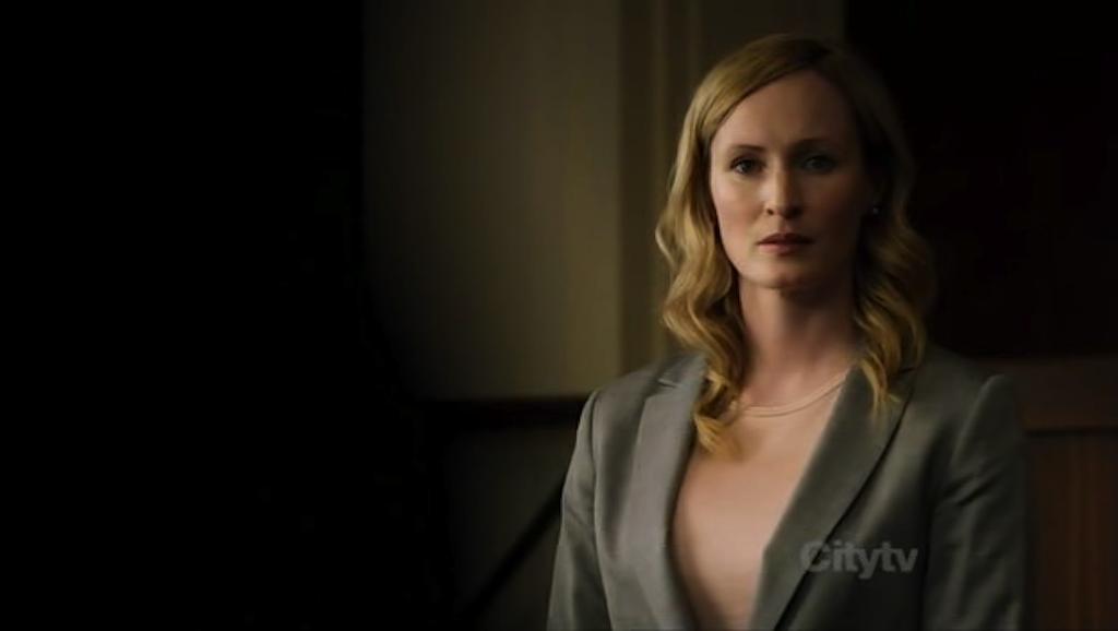 看到这个女人的脸，我...