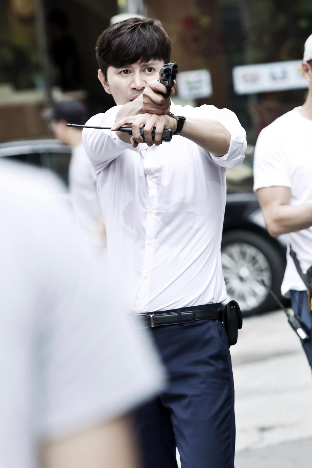 《警察夫人》剧照第21张图片