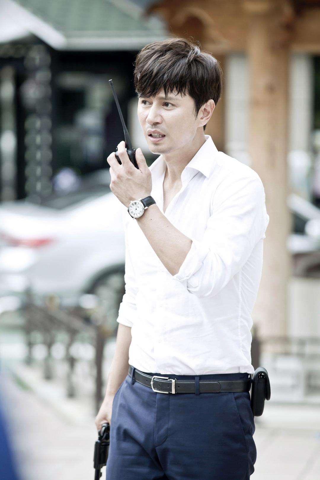 《警察夫人》剧照第20张图片