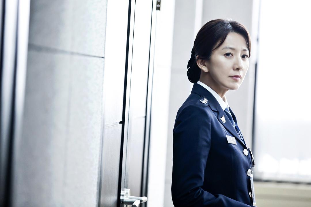 《警察夫人》剧照第12张图片