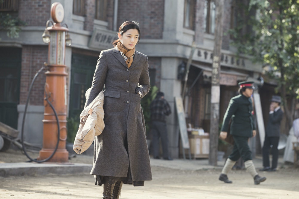 全智贤身着风衣手持长...