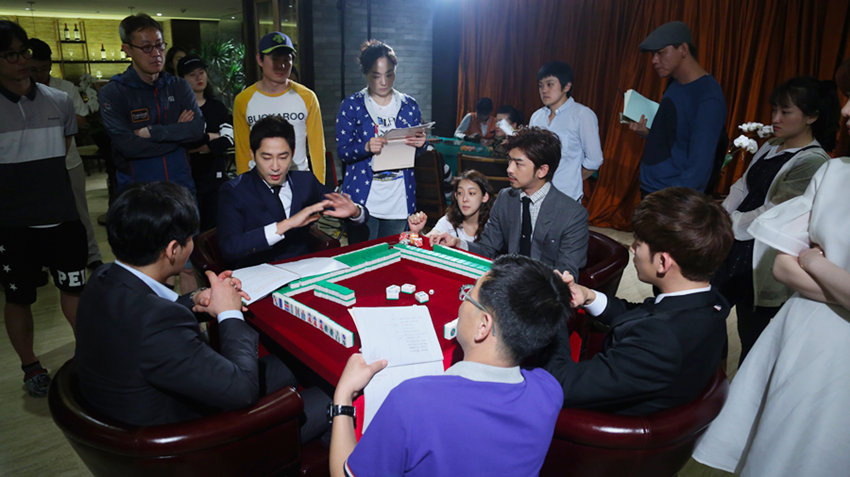 陈柏霖与众人打麻将