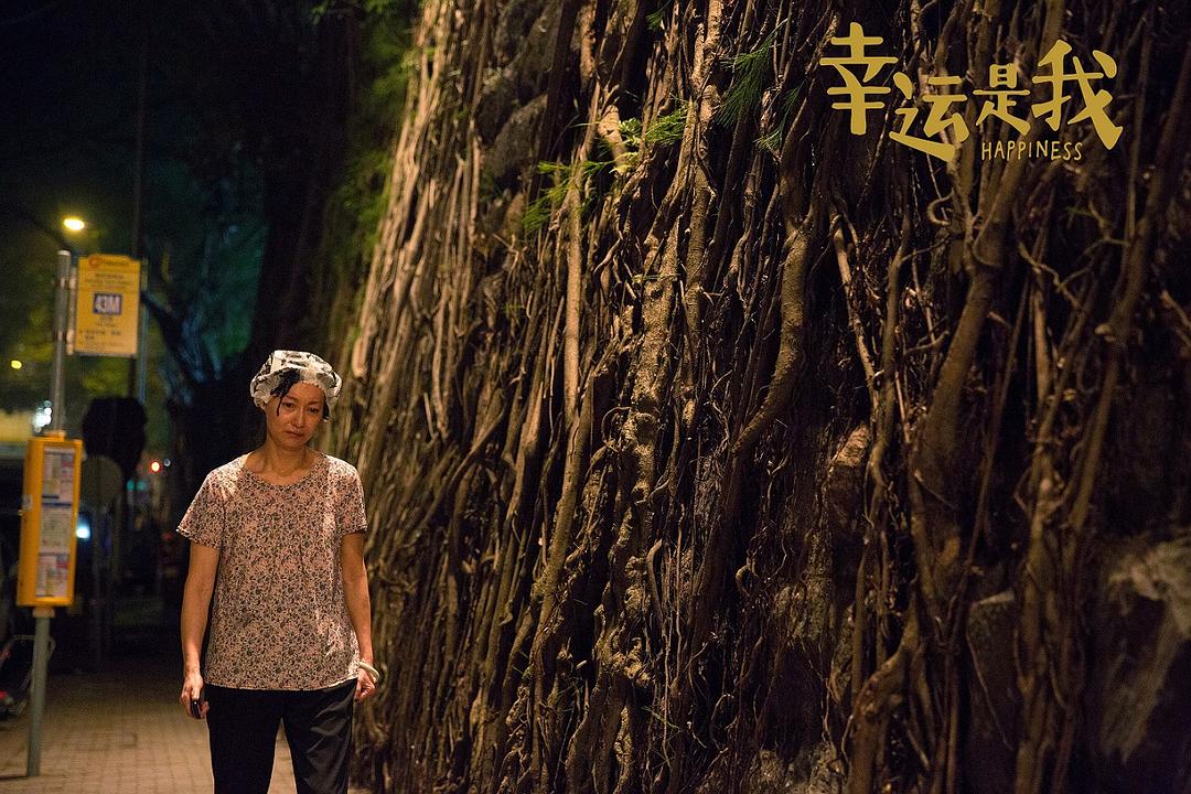 惠英红扮演的芬姨神情...