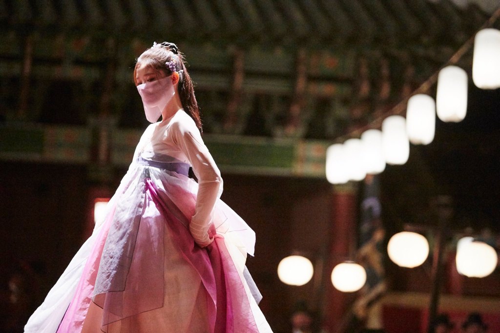 《云画的月光》海报