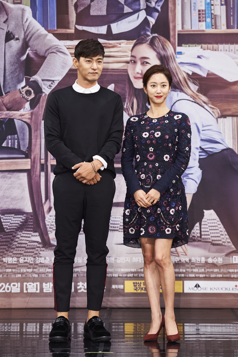 《拖旅行箱的女人》剧照第26张图片