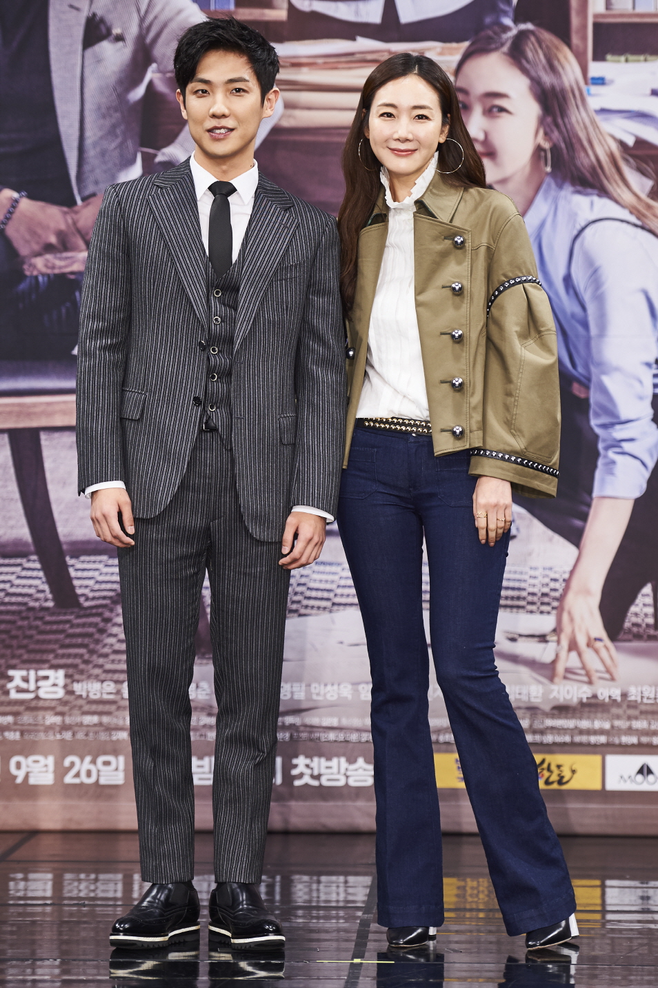 《拖旅行箱的女人》剧照第23张图片