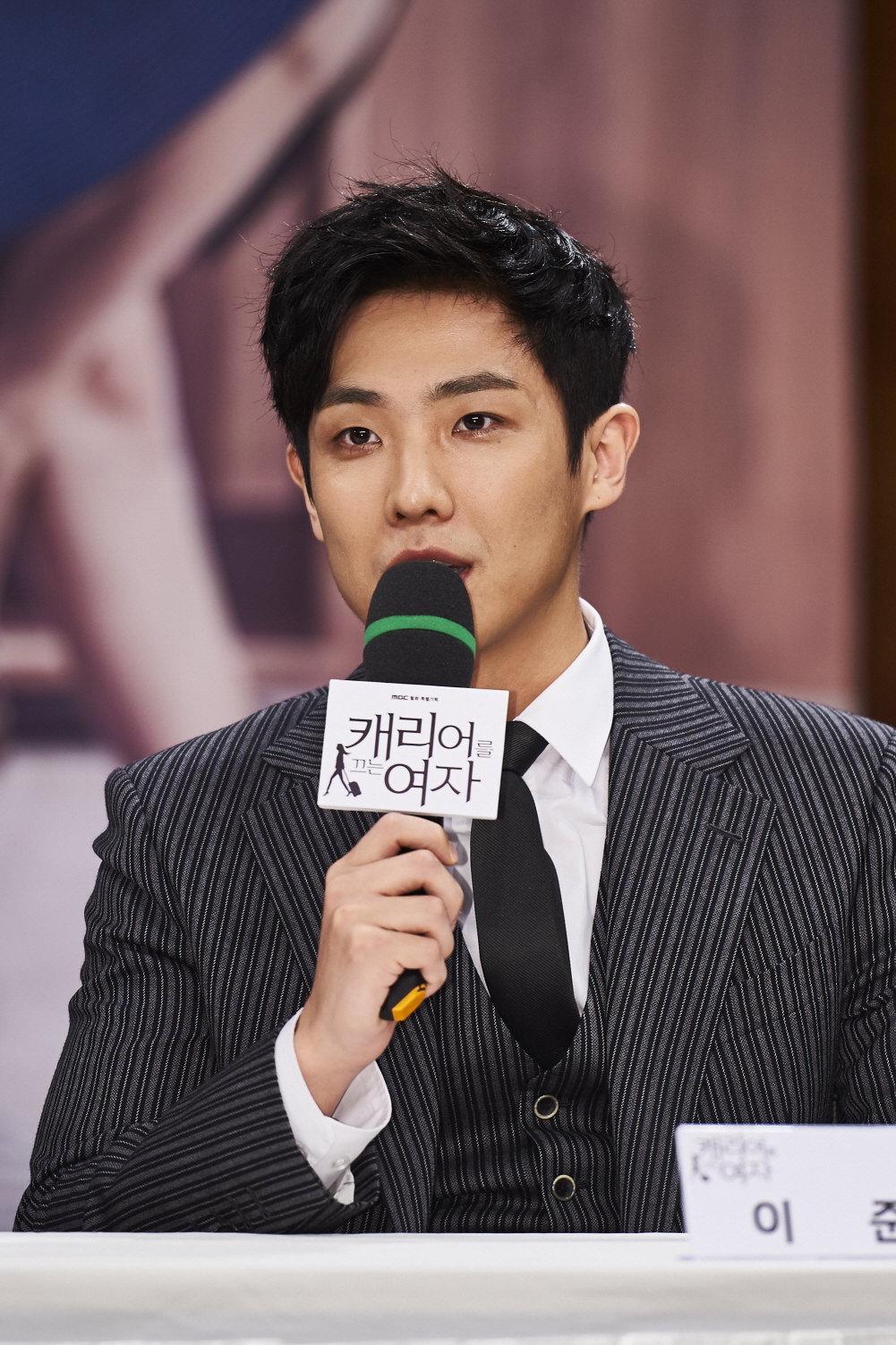 《拖旅行箱的女人》剧照第11张图片