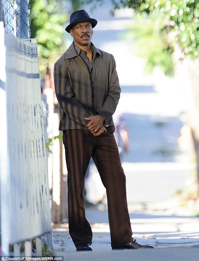 《丘奇先生》海报