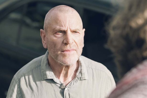 切基·卡尤饰演Julie...