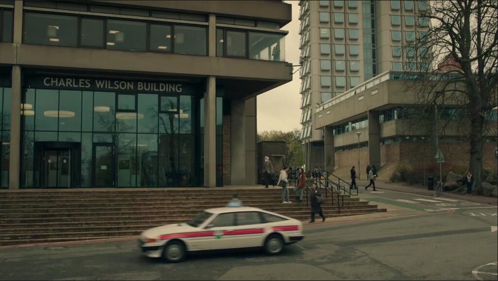 里面那家叫“CHI“的...