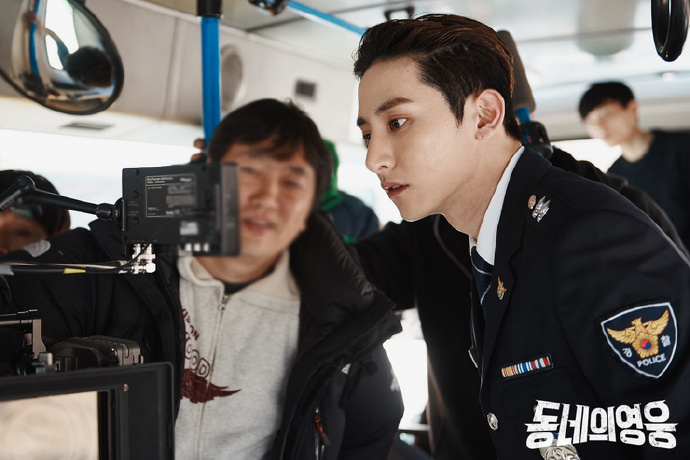 《邻家英雄》剧照第43张图片