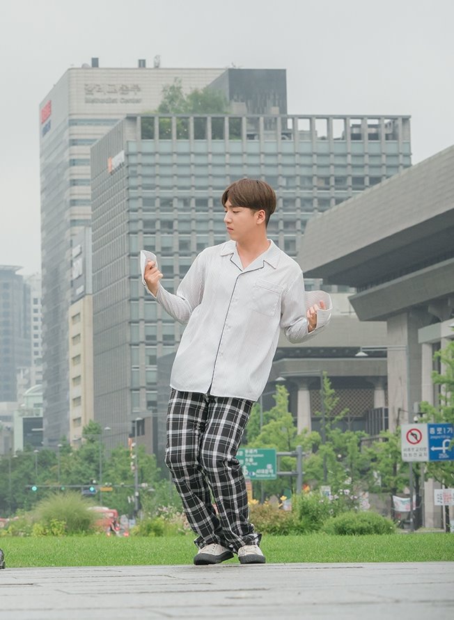 《人孔：奉必梦游仙境》剧照第15张图片