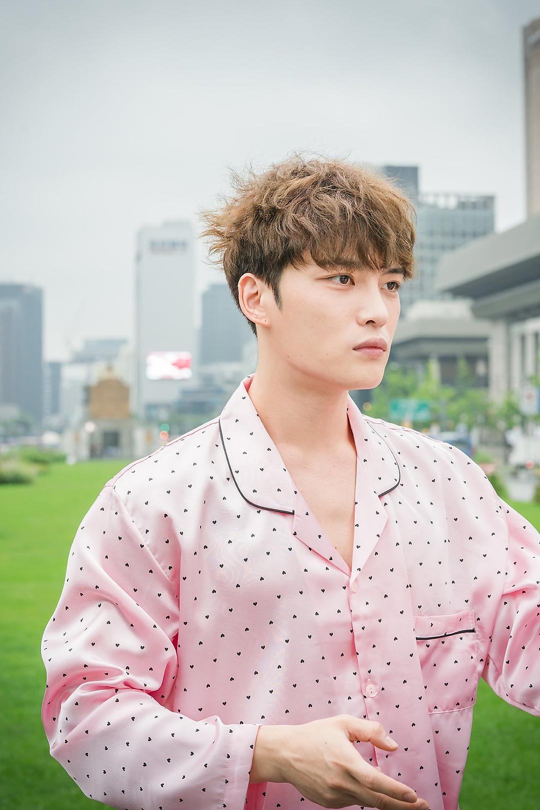 《人孔：奉必梦游仙境》剧照第13张图片