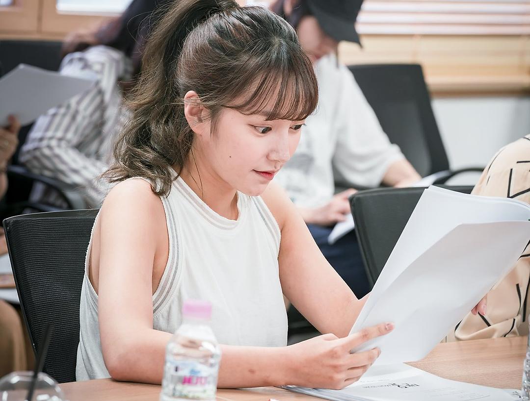 《人孔：奉必梦游仙境》剧照第46张图片