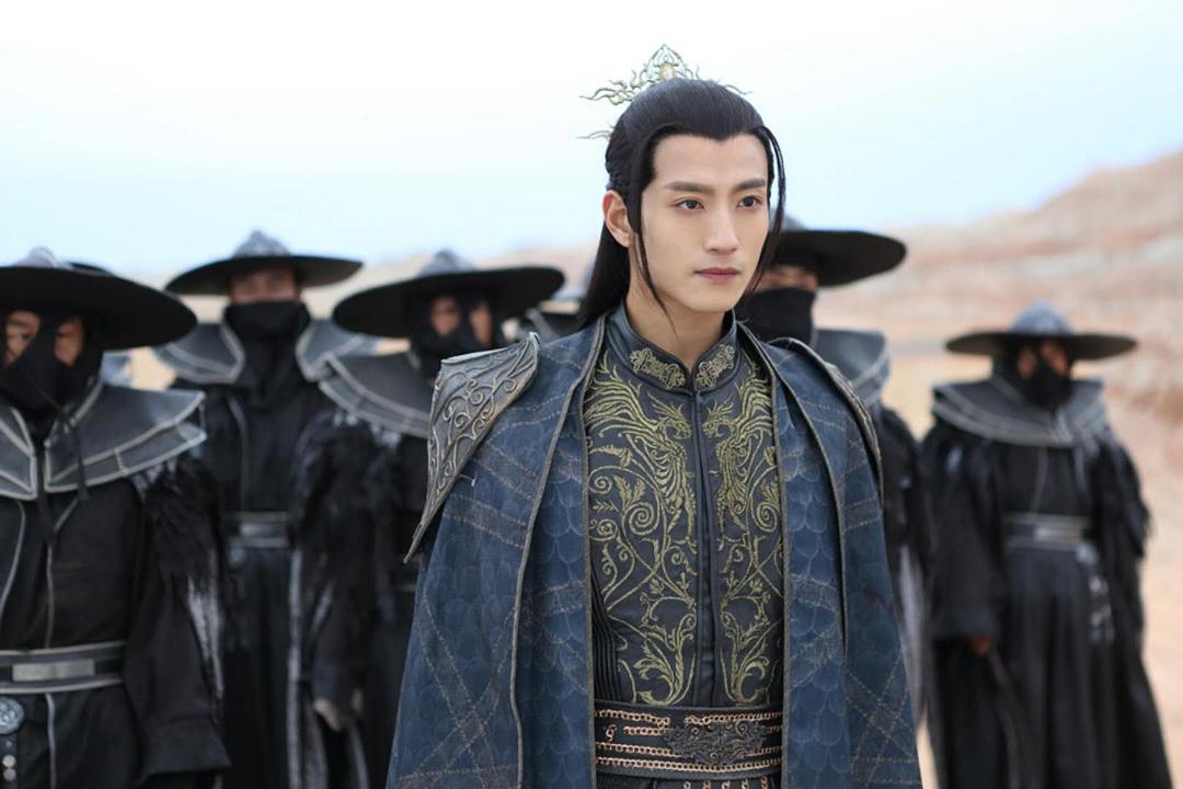 张峻宁饰演冬七。