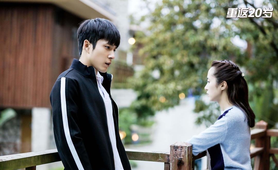 韩东君、胡冰卿神情忧...