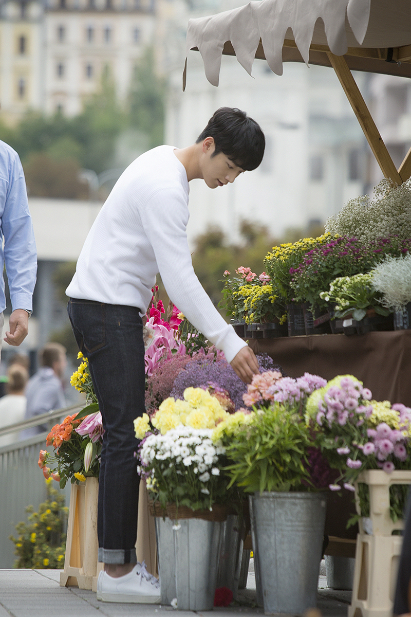 《你也是人类吗?》海报第18张图片