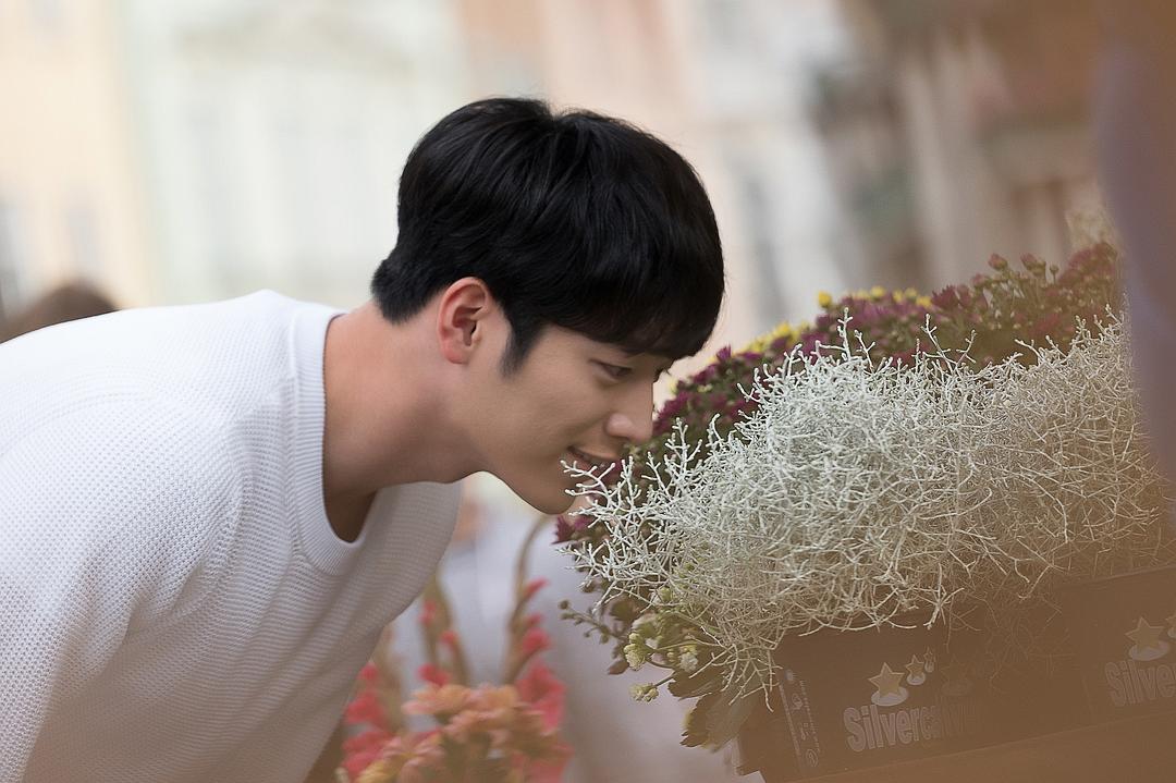 《你也是人类吗?》海报第42张图片