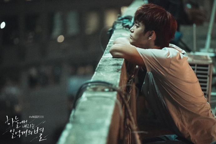 《从天而降的一亿颗星星》剧照第36张图片