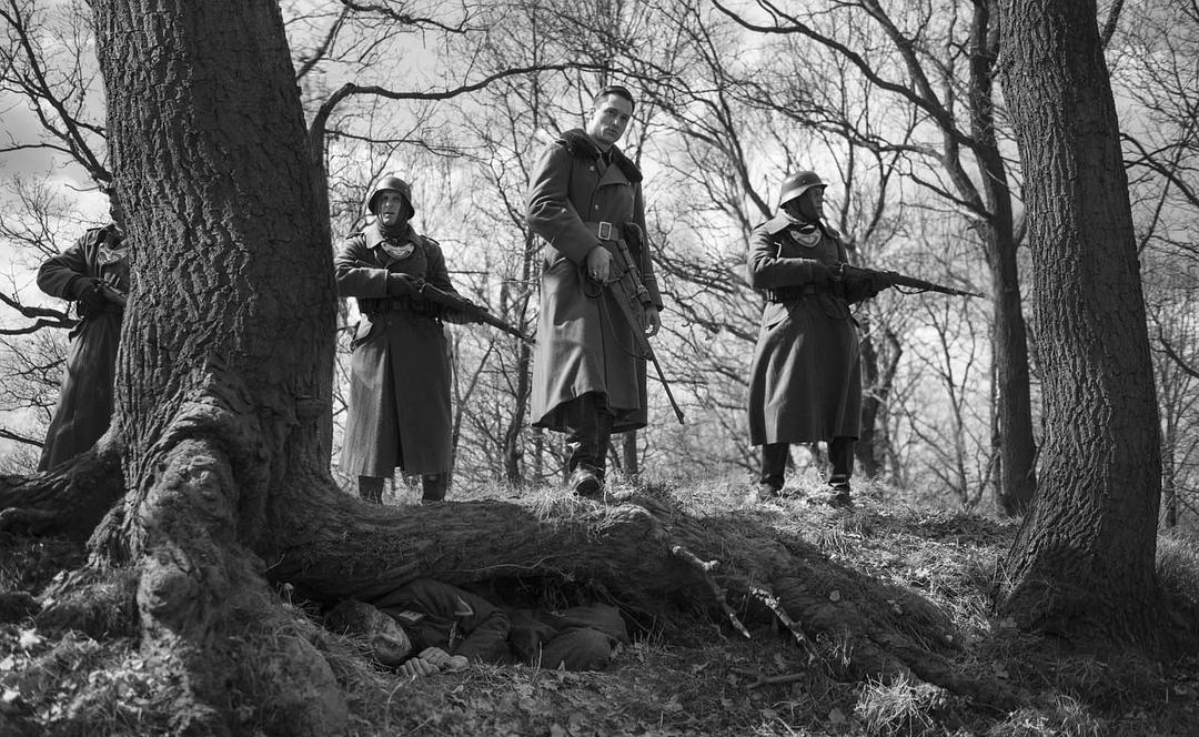 《冒牌上尉》海报