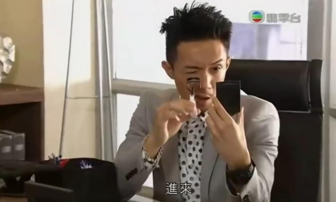 张继聪夹眼睫毛时，透...