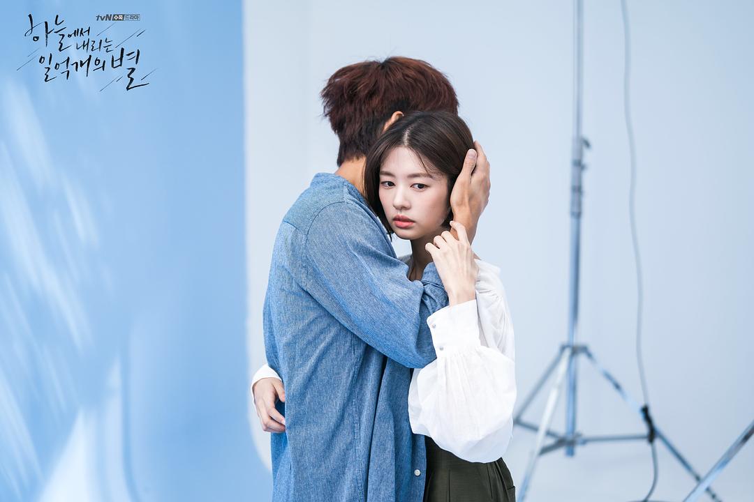 《从天而降的一亿颗星星》剧照第14张图片